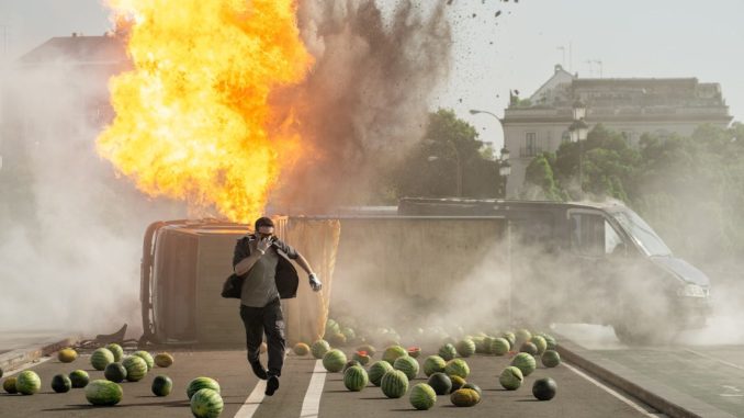 O ator Pedro Alonso como o personagem Berlim posando para a nova série da Netflix