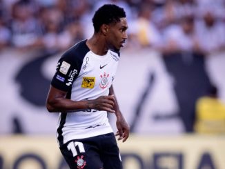 Atacante Vitinho durante partida oficial do Corinthians