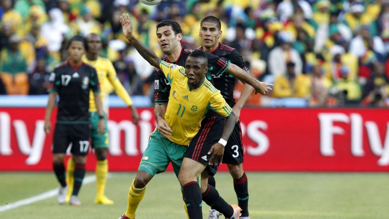 Jogadores de futebol de México e África do Sul em um jogo da Copa do Mundo de 2010