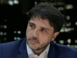 O pré-candidato Renan Santos falando em um estúdio de televisão.